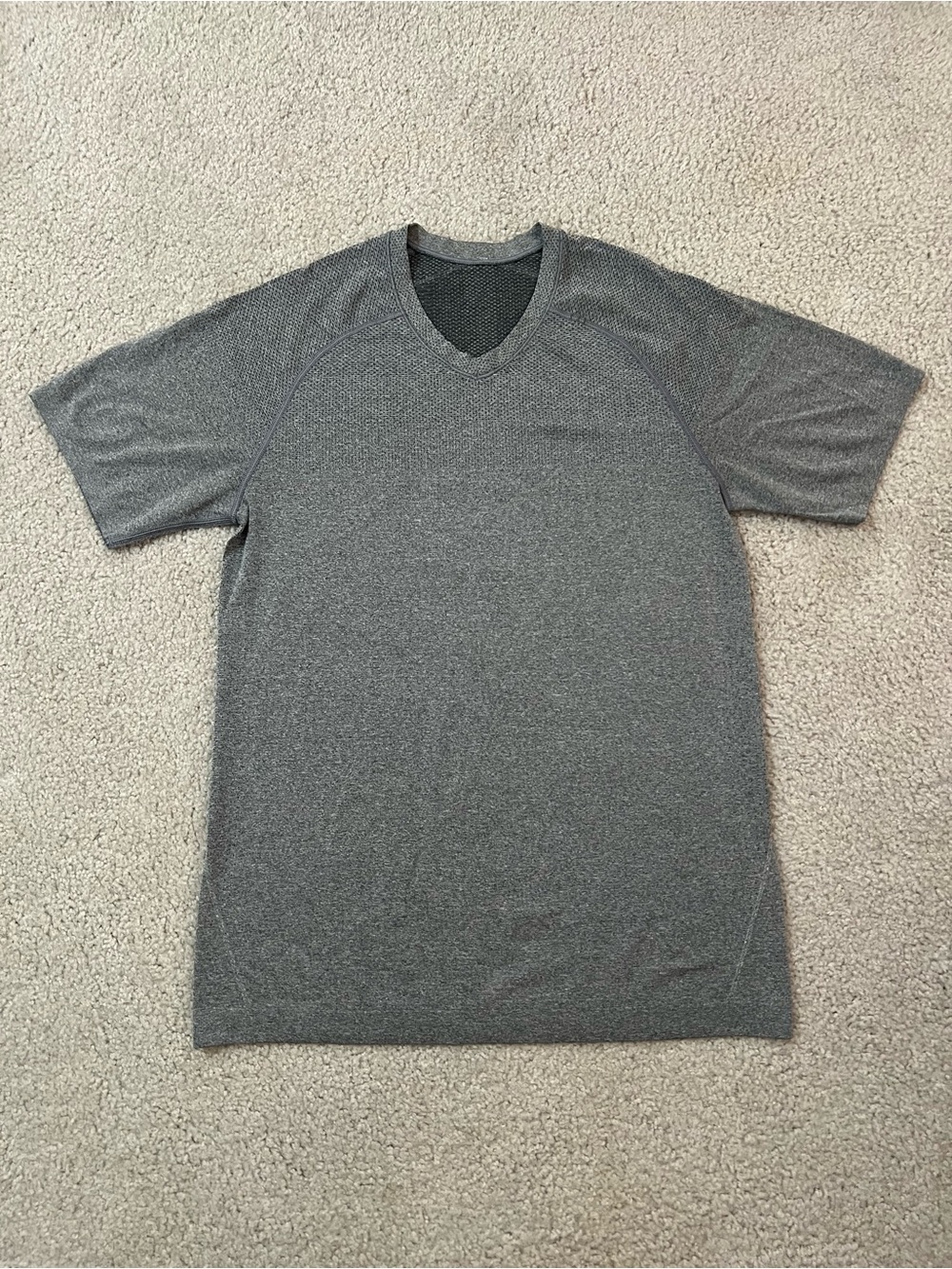 Lululemon Metal Vent Tech Short Sleeve V
Gray size Small